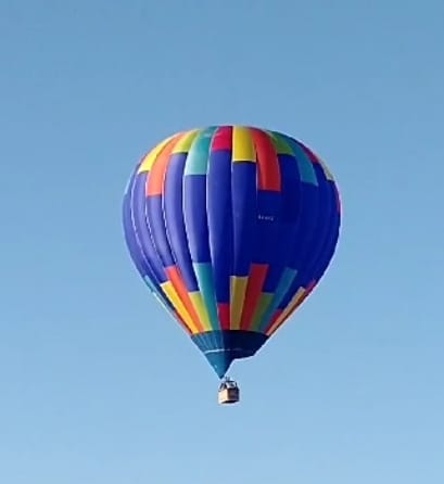 Un misterioso globo aerostático apareció volando cerca de Funes: ¿Qué hay detrás?